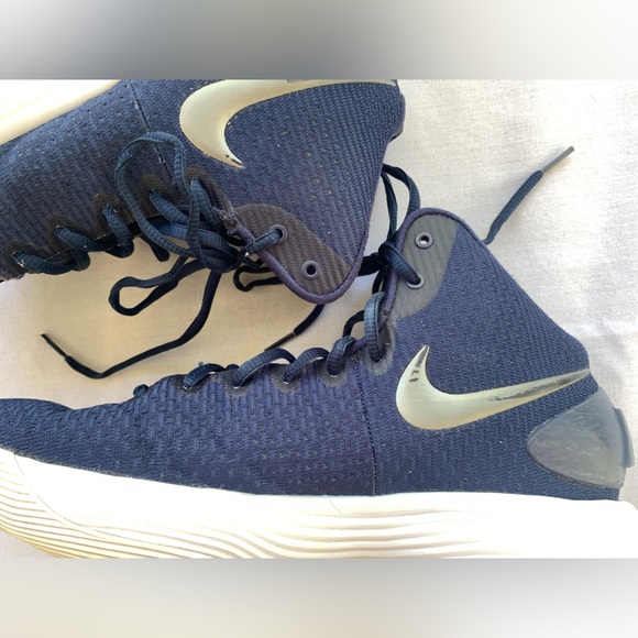 Nike Men Hyperdunk Shoes - Picture 8 of 12